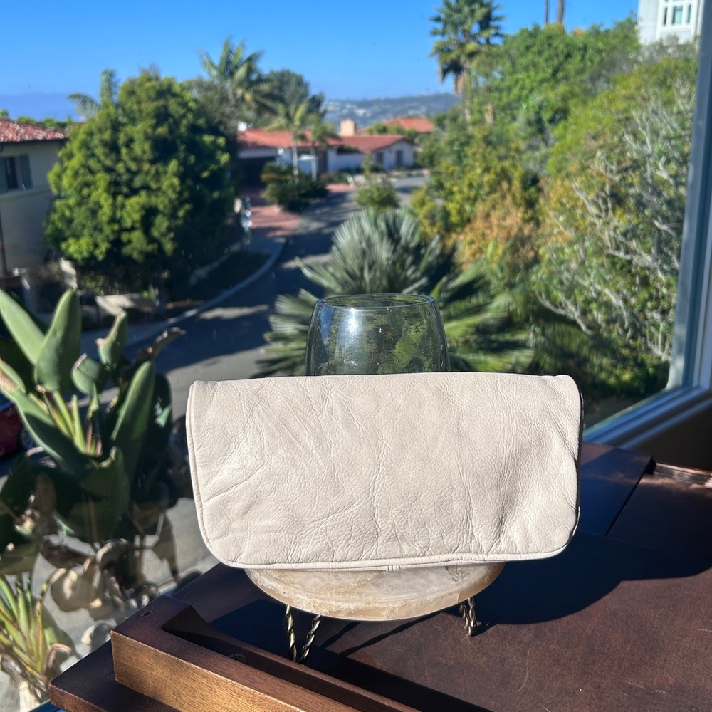 Marc by Marc Jacobs Fold-Over Leather Clutch Gold Medallion creamy white EUC - Picture 4 of 10